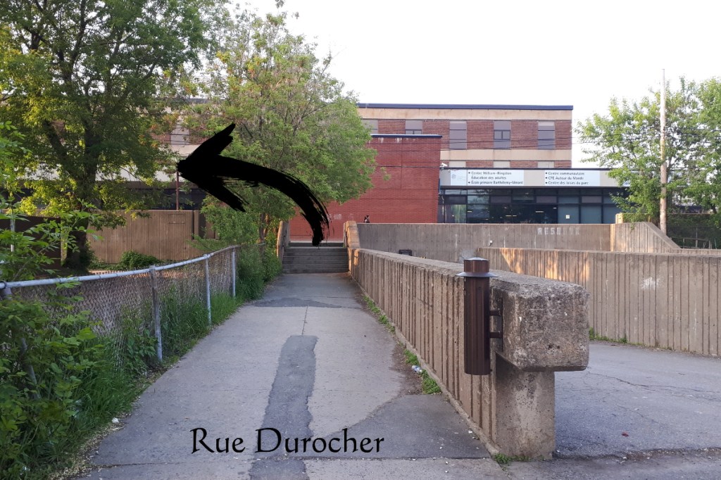 De la rue Durocher, tournez à gauche.